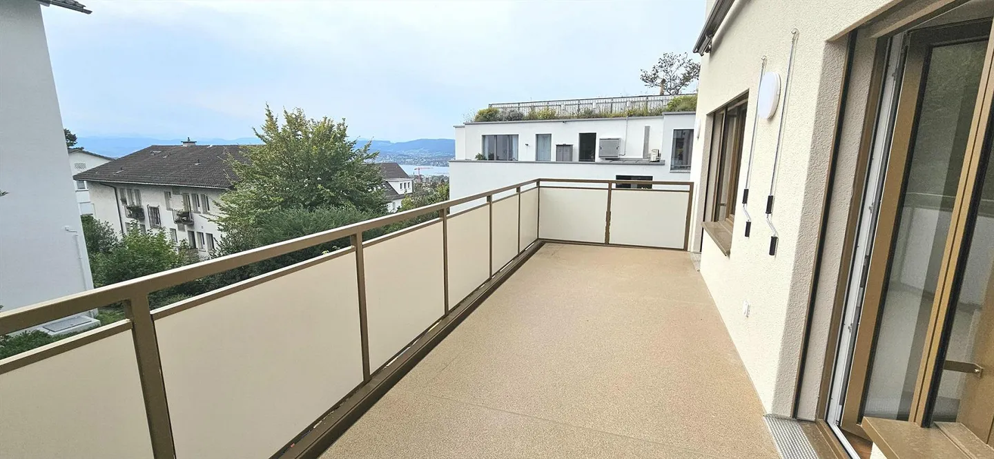 Balcon avec vue sur le lac - Appartement 3.5 pièces en emplacement privilégié à Zurich - Photo 12 sur 13