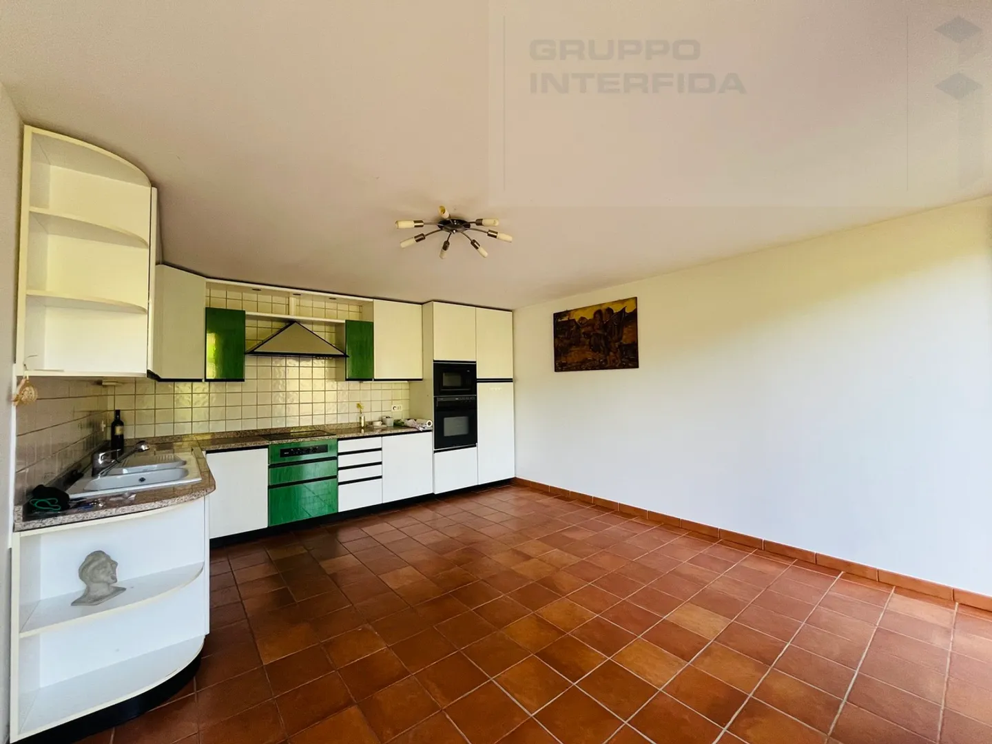Casa unifamiliare con grande giardino - Foto 6 di 12