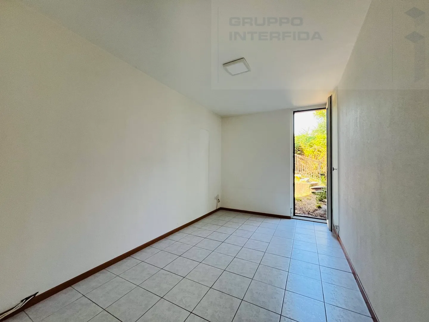 Casa unifamiliare con grande giardino - Foto 8 di 12