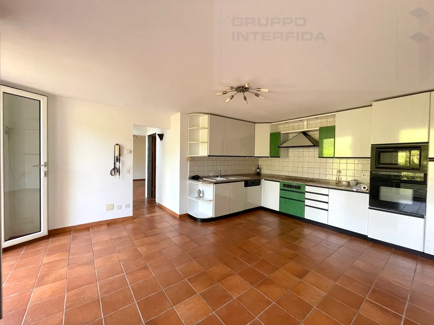 Casa unifamiliare con grande giardino - Foto 7 di 12