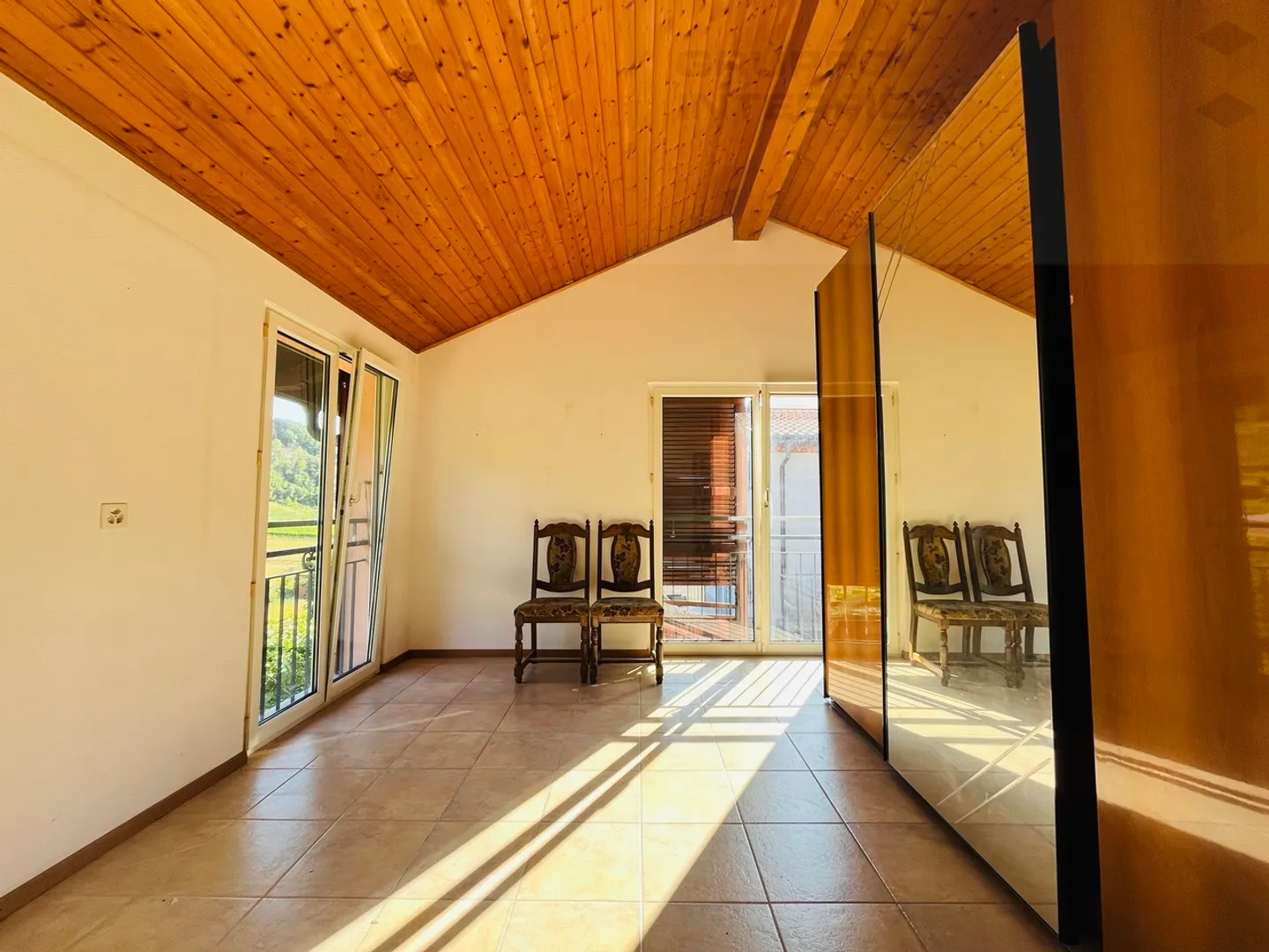 Casa unifamiliare con grande giardino - Foto 5 di 12