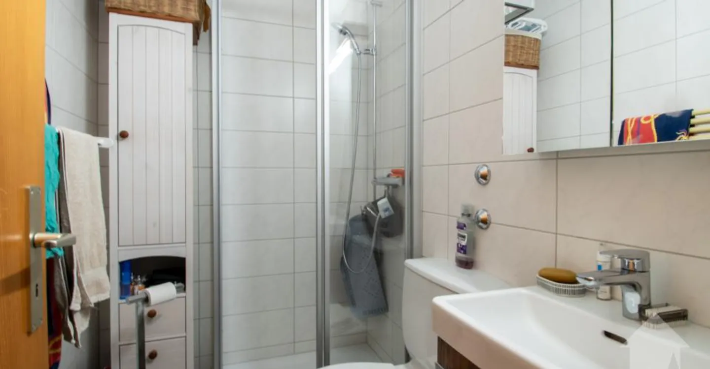 Charmante 2,5 Zimmer mit großer Terrasse - Foto 8 von 11