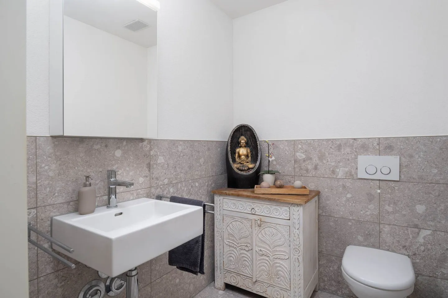 Bright Garden Apartment with Terrace - Photo 10 of 12