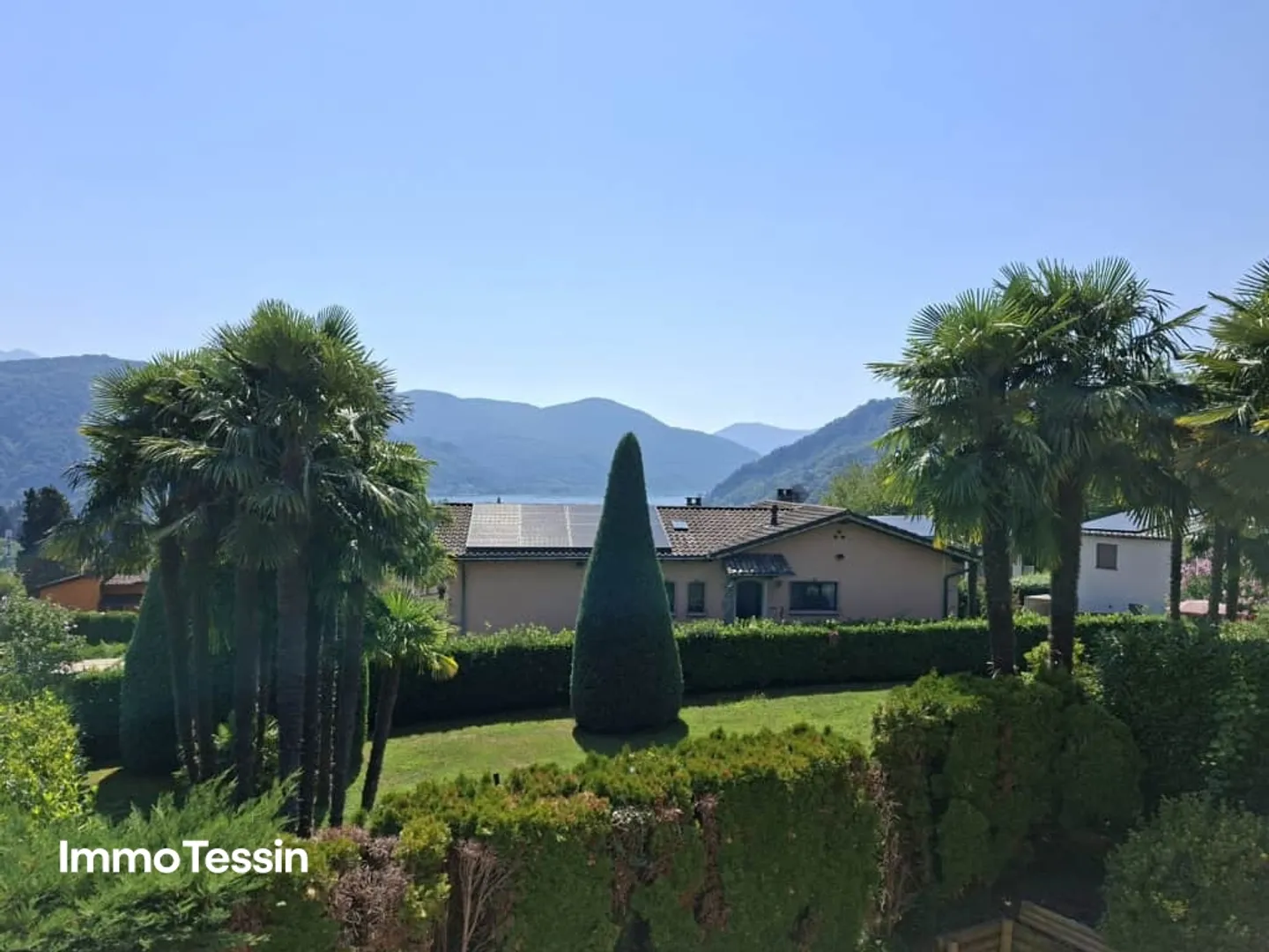 Elegante Villa mit Schwimmbad, Garten und Seesicht auf den Lago di Lugano an sonniger Panoramalage - Foto 1 von 13