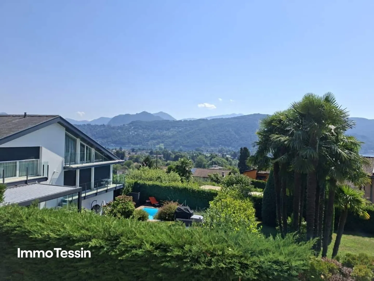 Elegante Villa mit Schwimmbad, Garten und Seesicht auf den Lago di Lugano an sonniger Panoramalage - Foto 2 von 13
