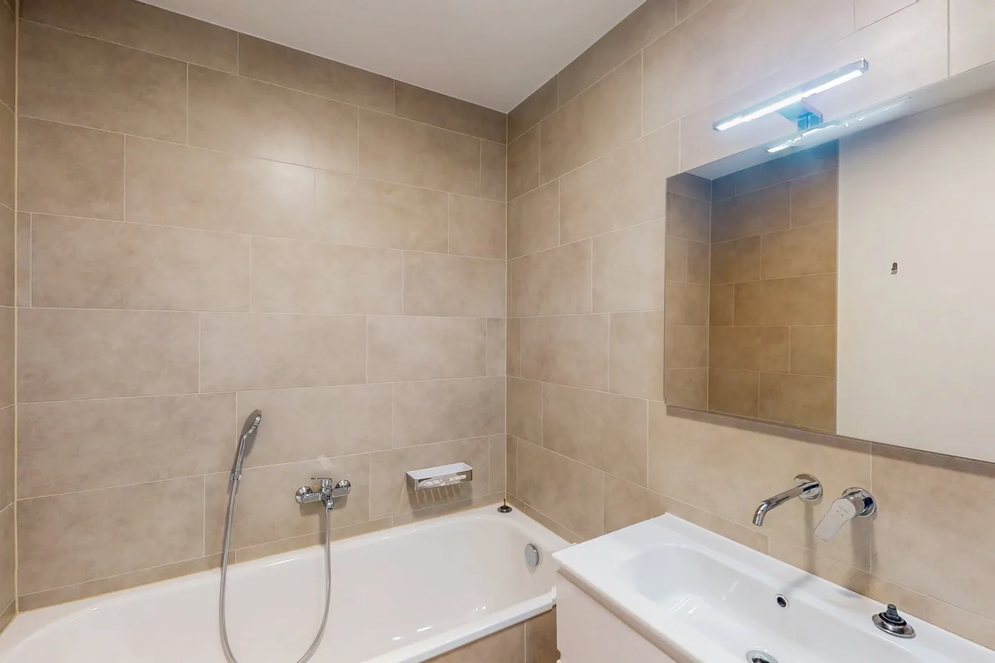 Top Floor in Modern Style: 3.5 Rooms in the Parco Cornaredo Residence - Photo 9 of 9