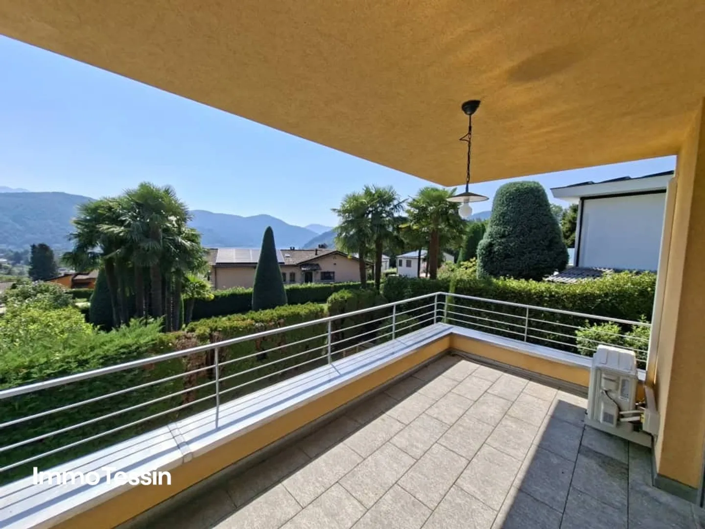 Elegante Villa mit Schwimmbad, Garten und Seesicht auf den Lago di Lugano an sonniger Panoramalage - Foto 3 von 13