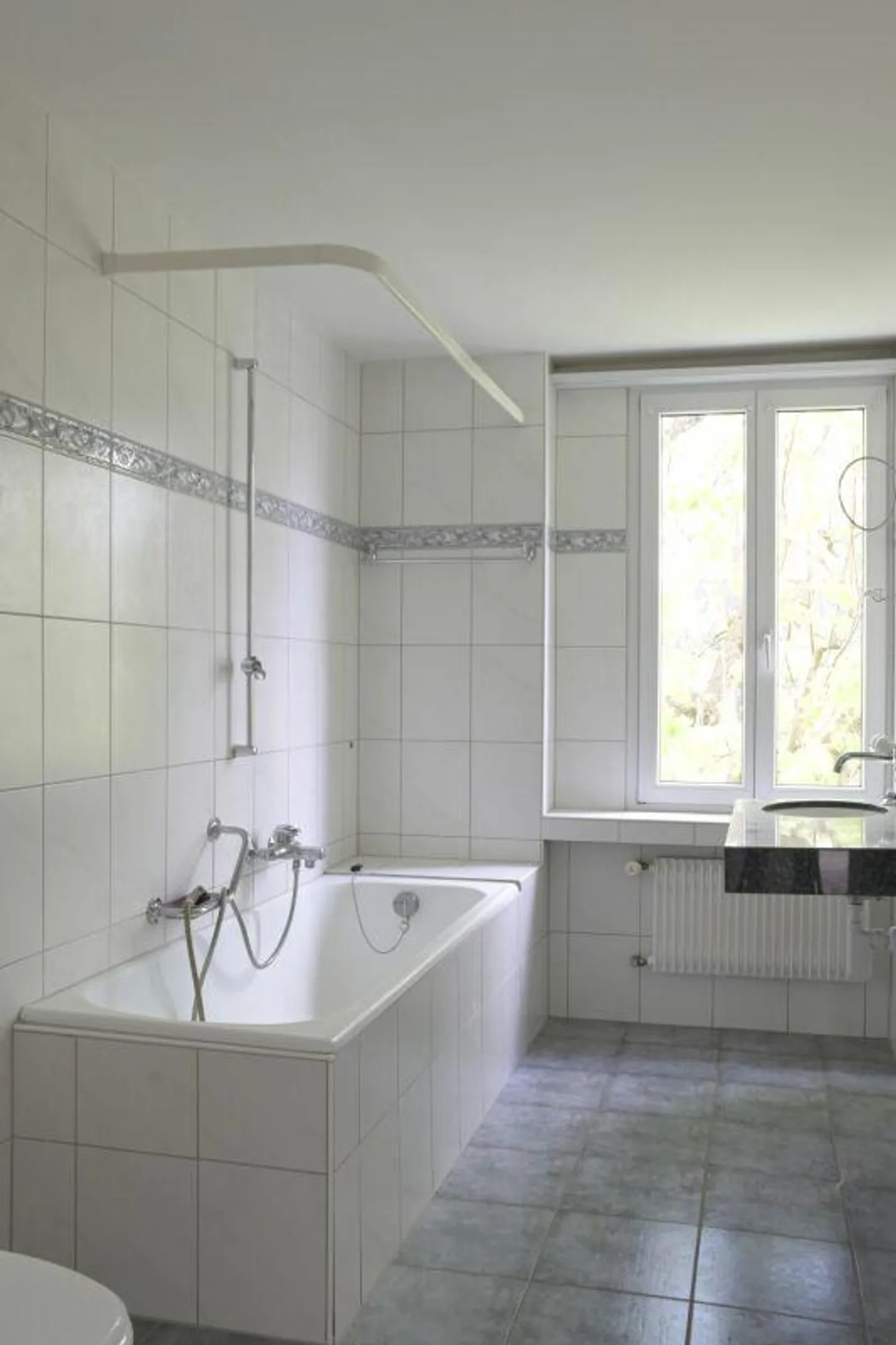 Appartement rénové de 4,5 pièces au 1er étage près de la gare - Photo 3 sur 6