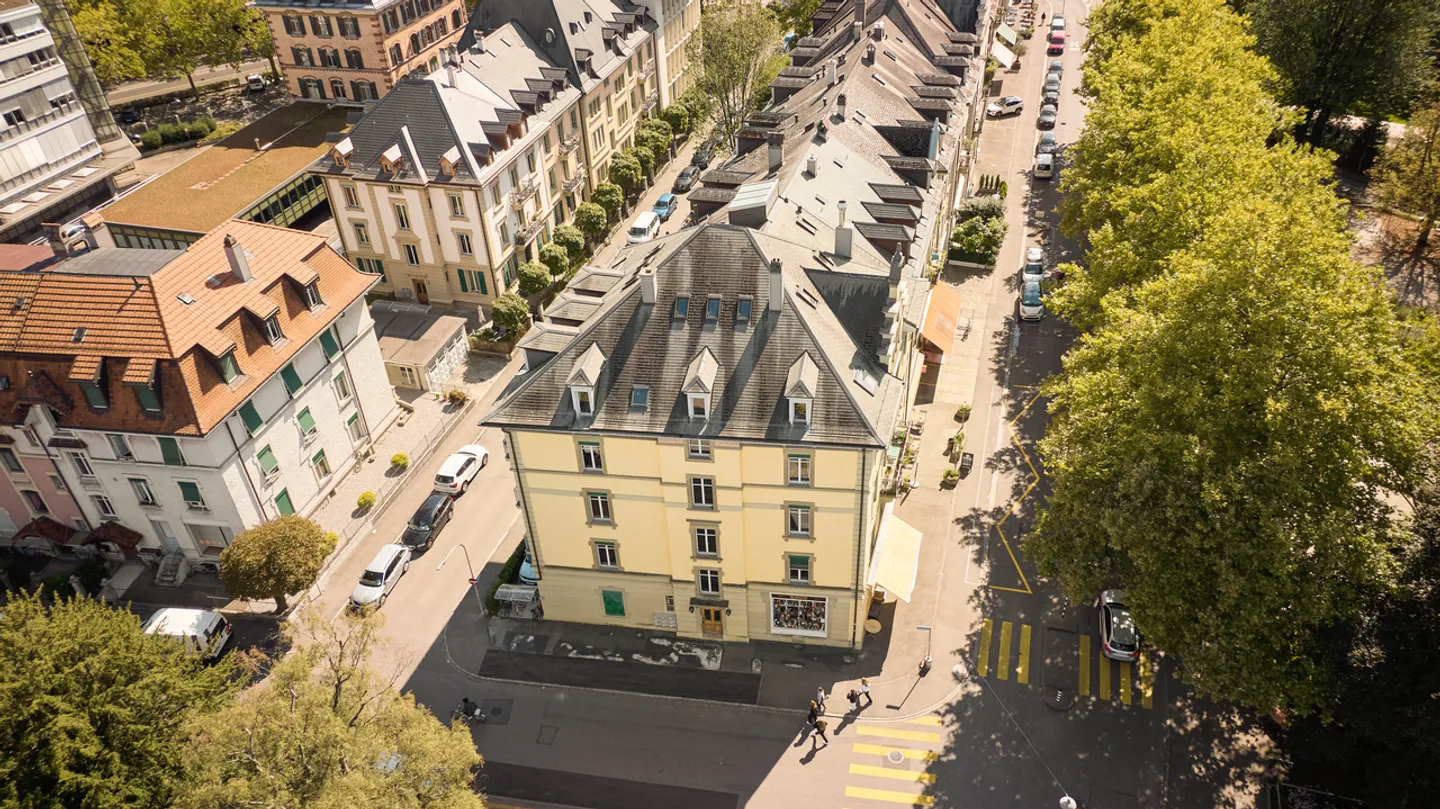 ESPACE COMMERCIAL ATTRACTIF DANS UN EMPLACEMENT DE VISIBILITÉ OPTIMALE - Photo 2 sur 5