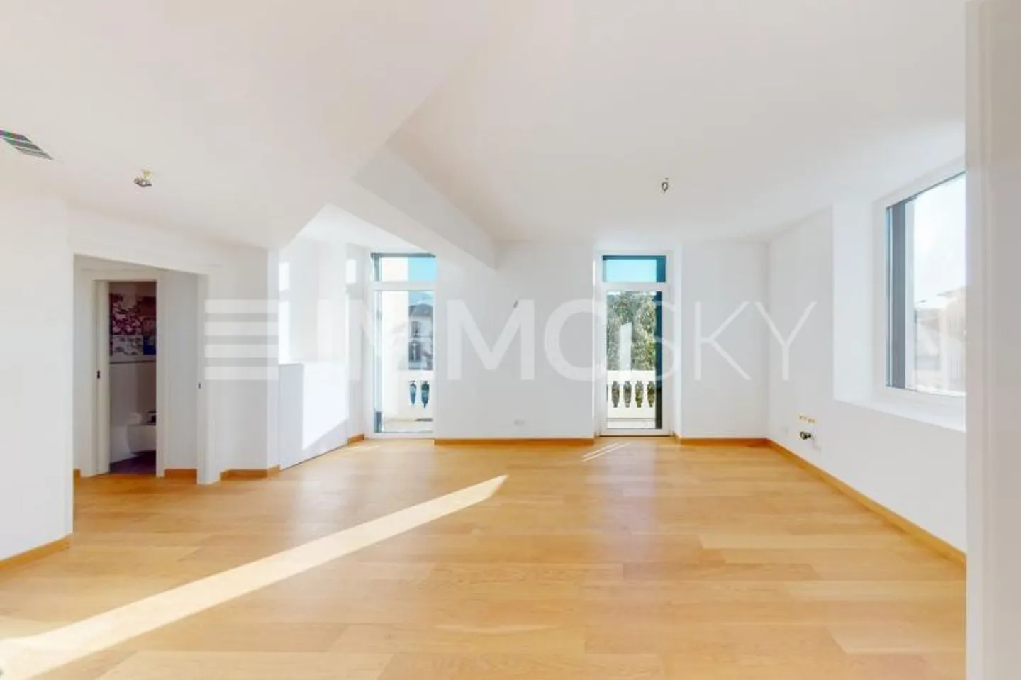 Elegant, bright in Art Nouveau style - Photo 2 of 5