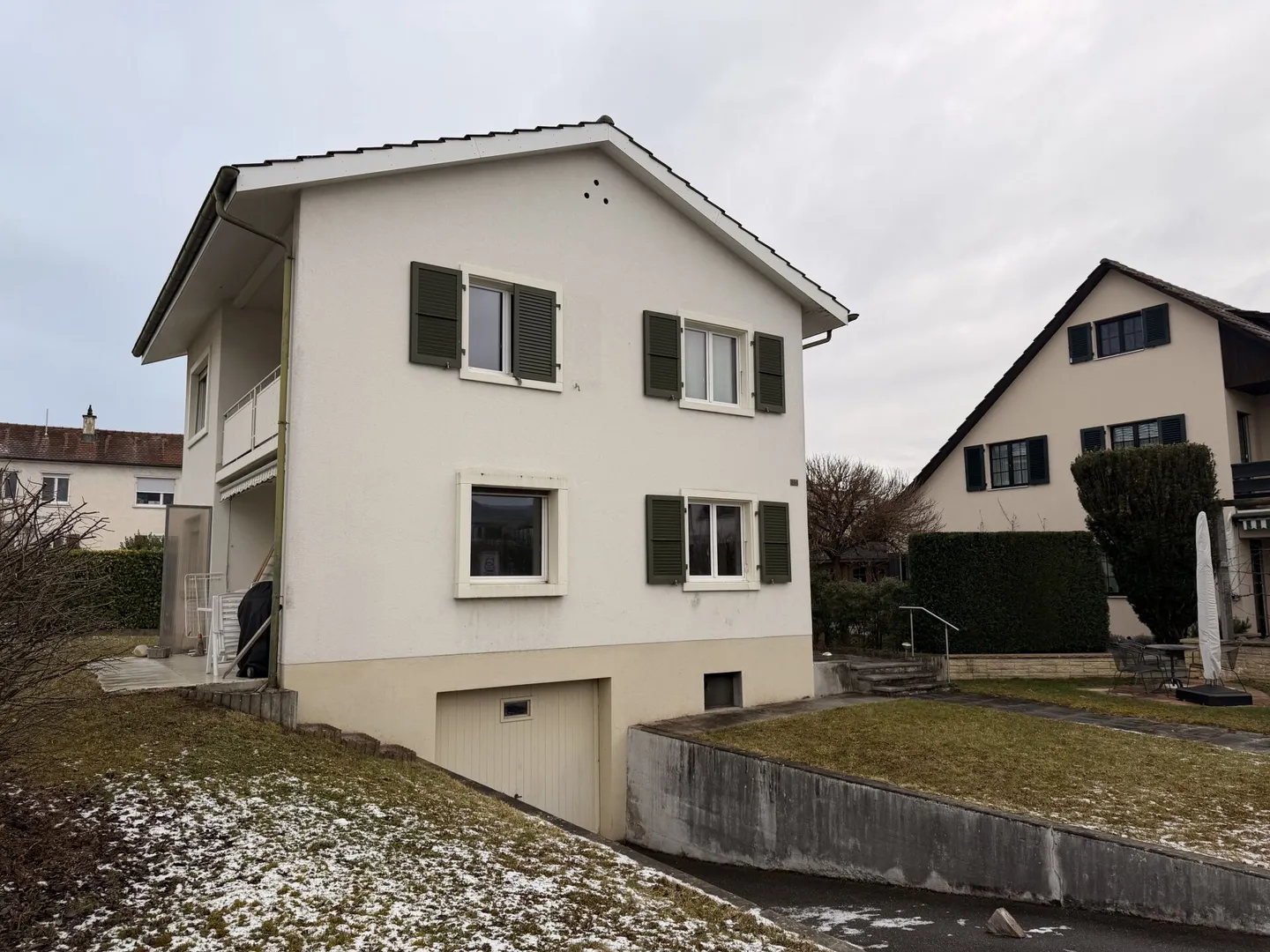 Charmantes Haus in Aesch mit moderner Ausstattung - Photo 2 sur 2