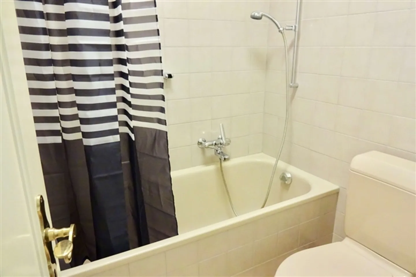 ONLINE VIEWING Beautiful shared room with good public transport connections - Photo 10 of 10