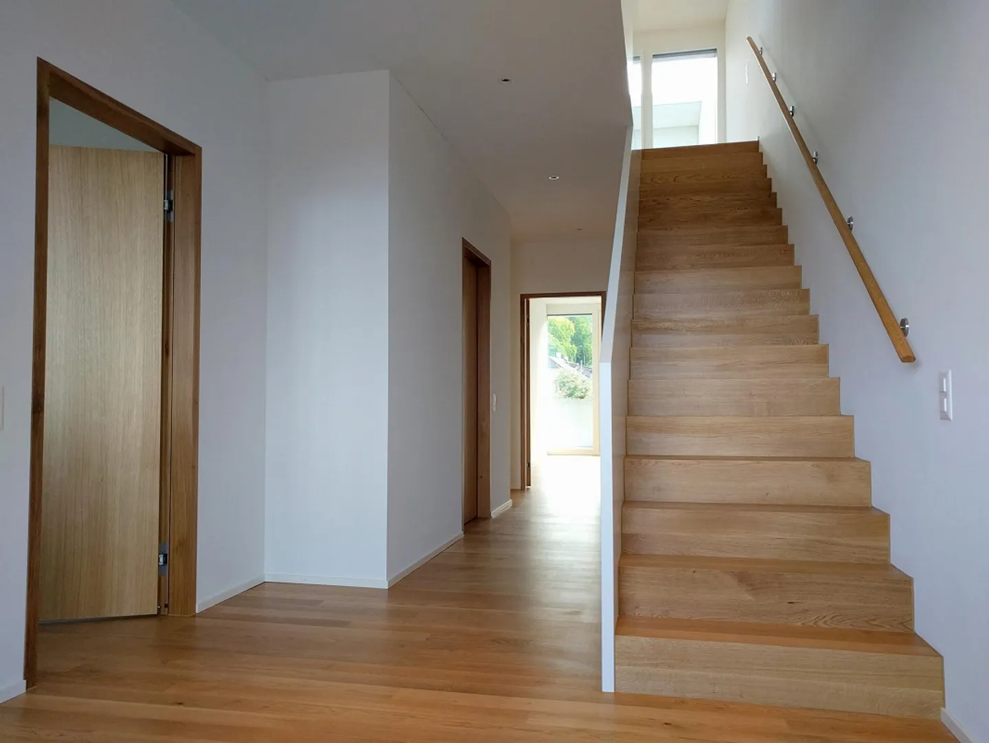 Appartamento su due livelli esposto a nord-sud, vista lago, 3 terrazze - Foto 4 di 19