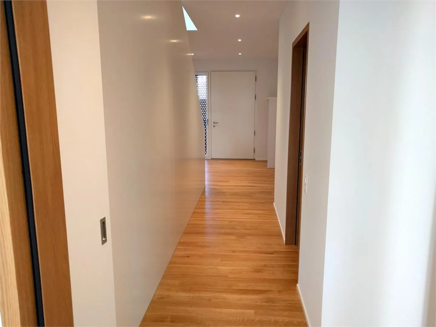 Appartamento su due livelli esposto a nord-sud, vista lago, 3 terrazze - Foto 6 di 19