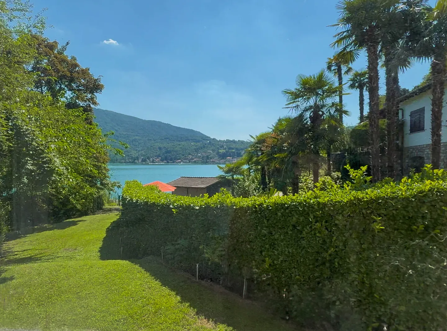 Villa sul lago con pontile privato - Foto 1 di 10