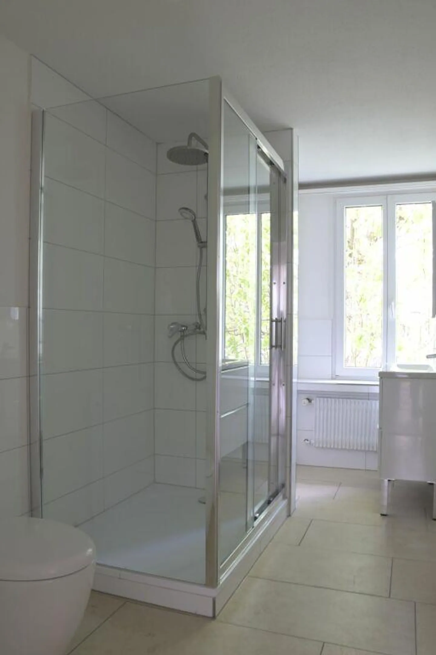 Vivre dans un emplacement central - appartement rénové de 4,5 pièces au 2ème étage - Photo 3 sur 8