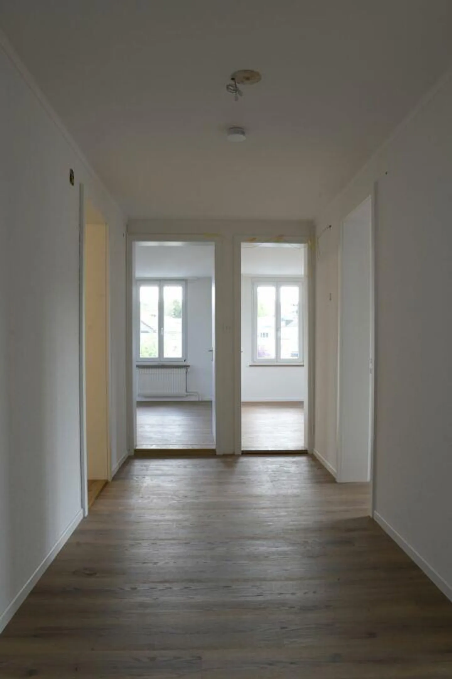 Vivre dans un emplacement central - appartement rénové de 4,5 pièces au 2ème étage - Photo 4 sur 8