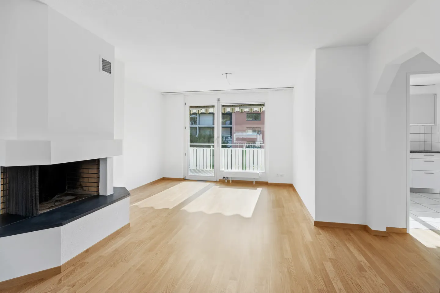 Appartement spacieux de 3,5 pièces à Thalwil avec 2 balcons, cheminée et tour de lavage - Photo 2 sur 10