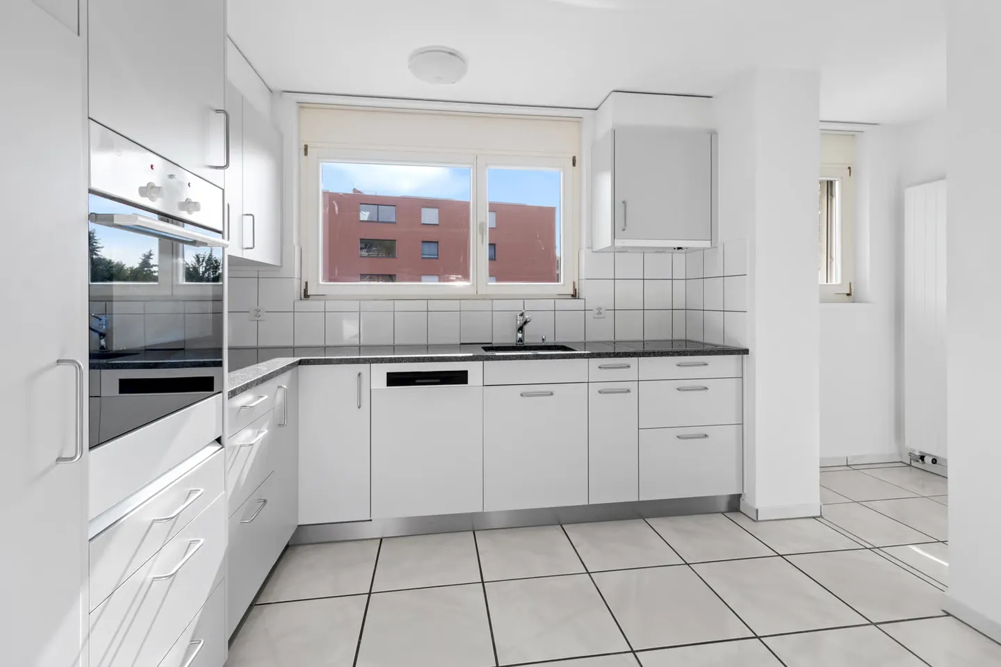 Appartement spacieux de 3,5 pièces à Thalwil avec 2 balcons, cheminée et tour de lavage - Photo 3 sur 10