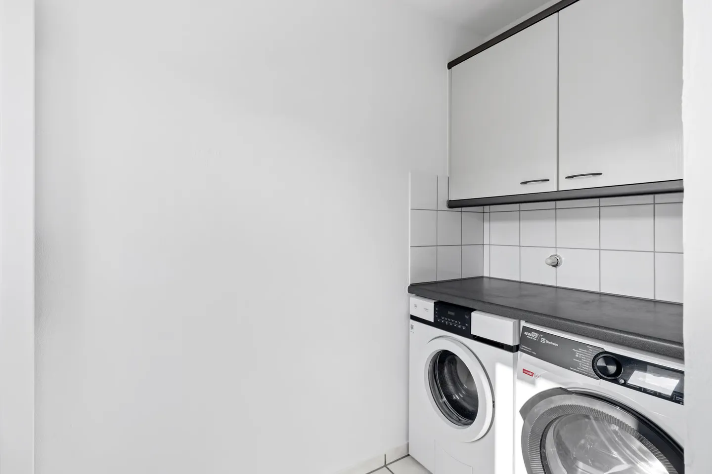 Appartement spacieux de 3,5 pièces à Thalwil avec 2 balcons, cheminée et tour de lavage - Photo 4 sur 10