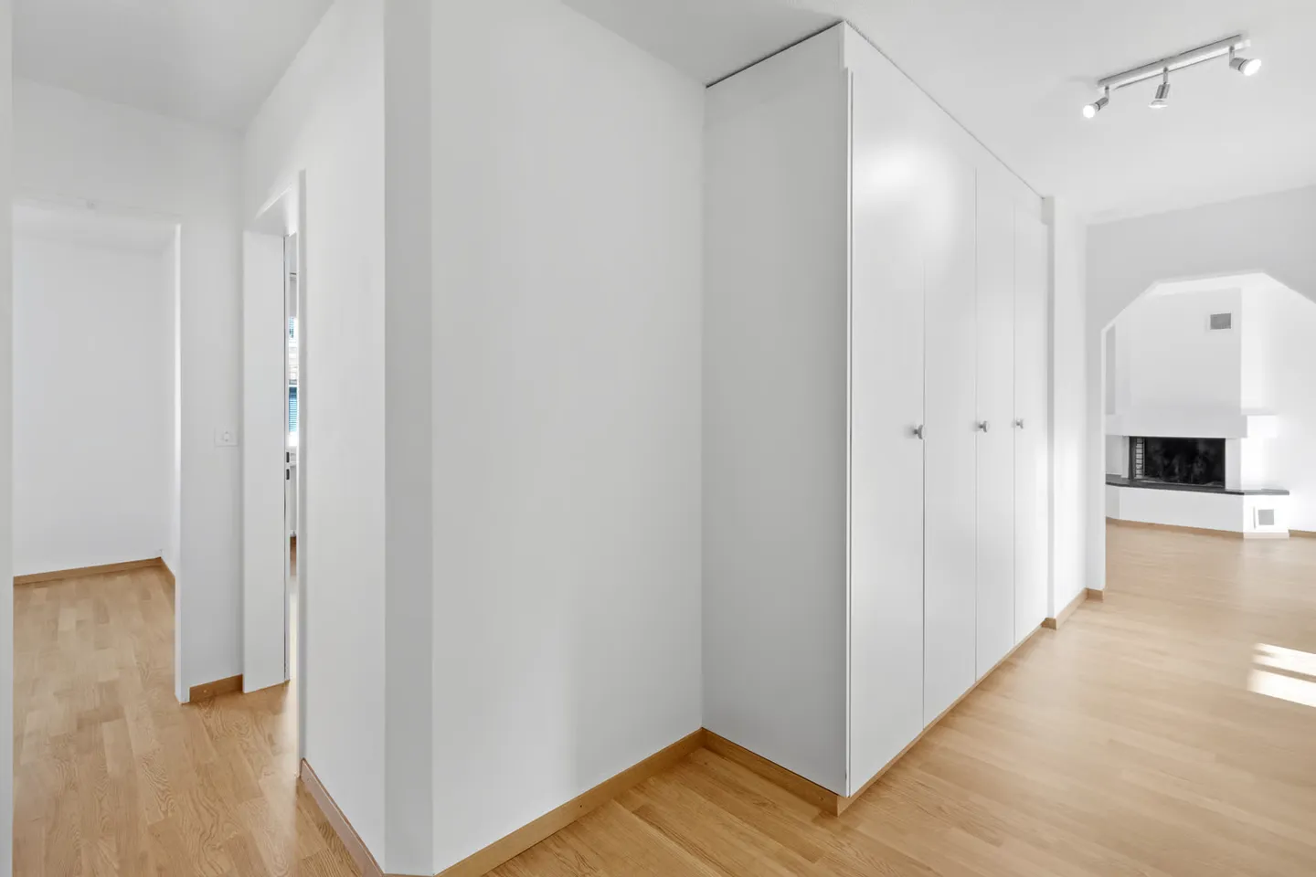 Appartement spacieux de 3,5 pièces à Thalwil avec 2 balcons, cheminée et tour de lavage - Photo 5 sur 10