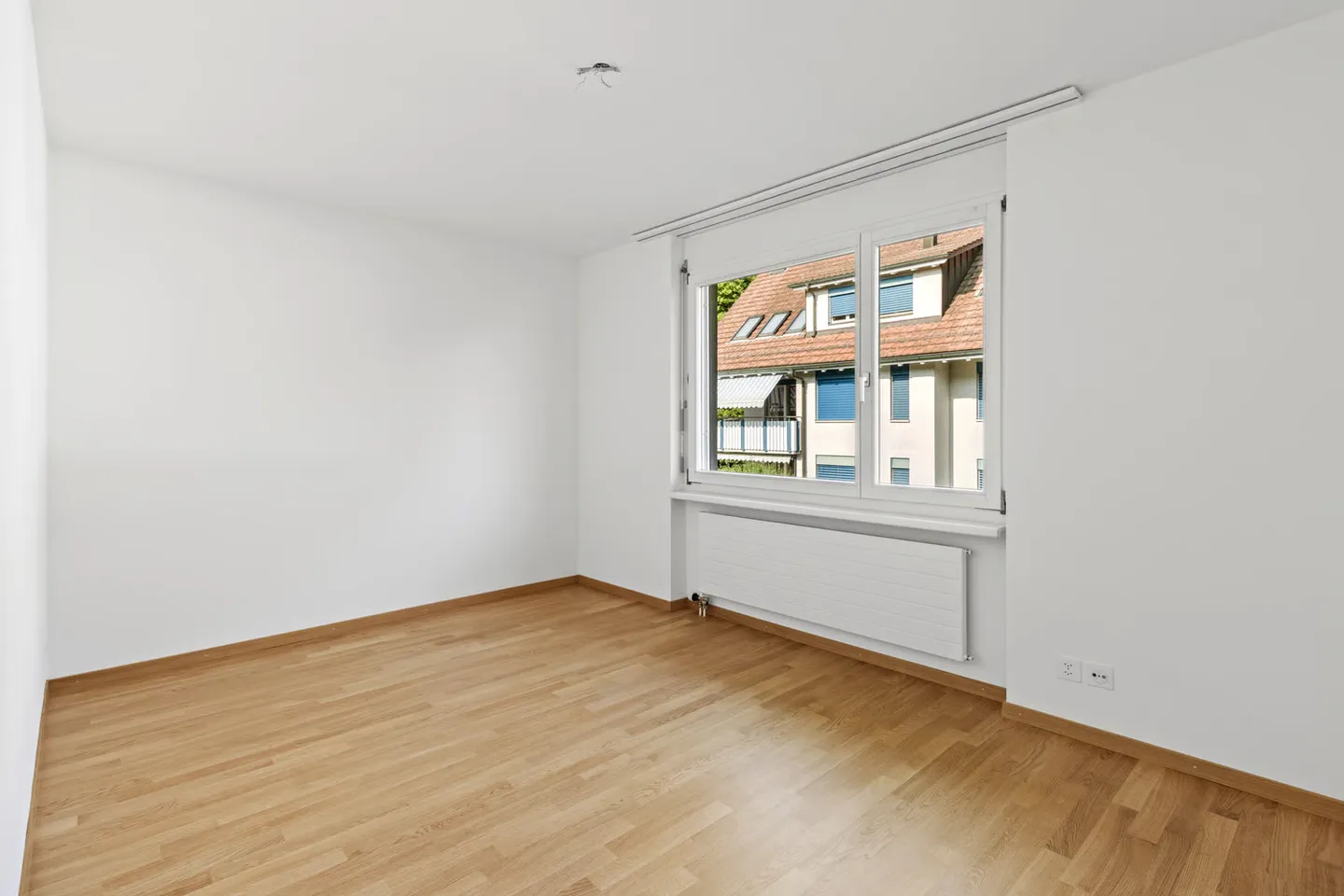 Appartement spacieux de 3,5 pièces à Thalwil avec 2 balcons, cheminée et tour de lavage - Photo 9 sur 10