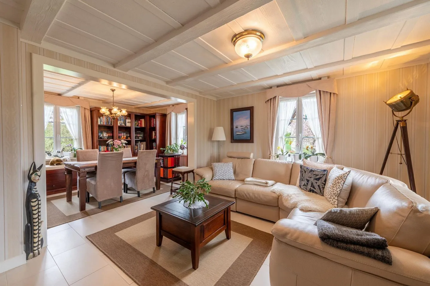 240 m² full of possibilities - spacious family house with garden - Photo 2 of 13