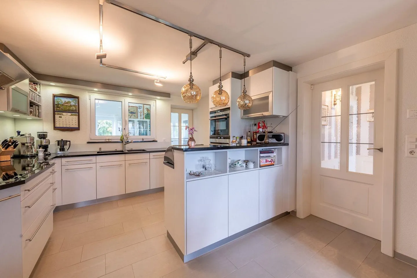 240 m² full of possibilities - spacious family house with garden - Photo 3 of 13