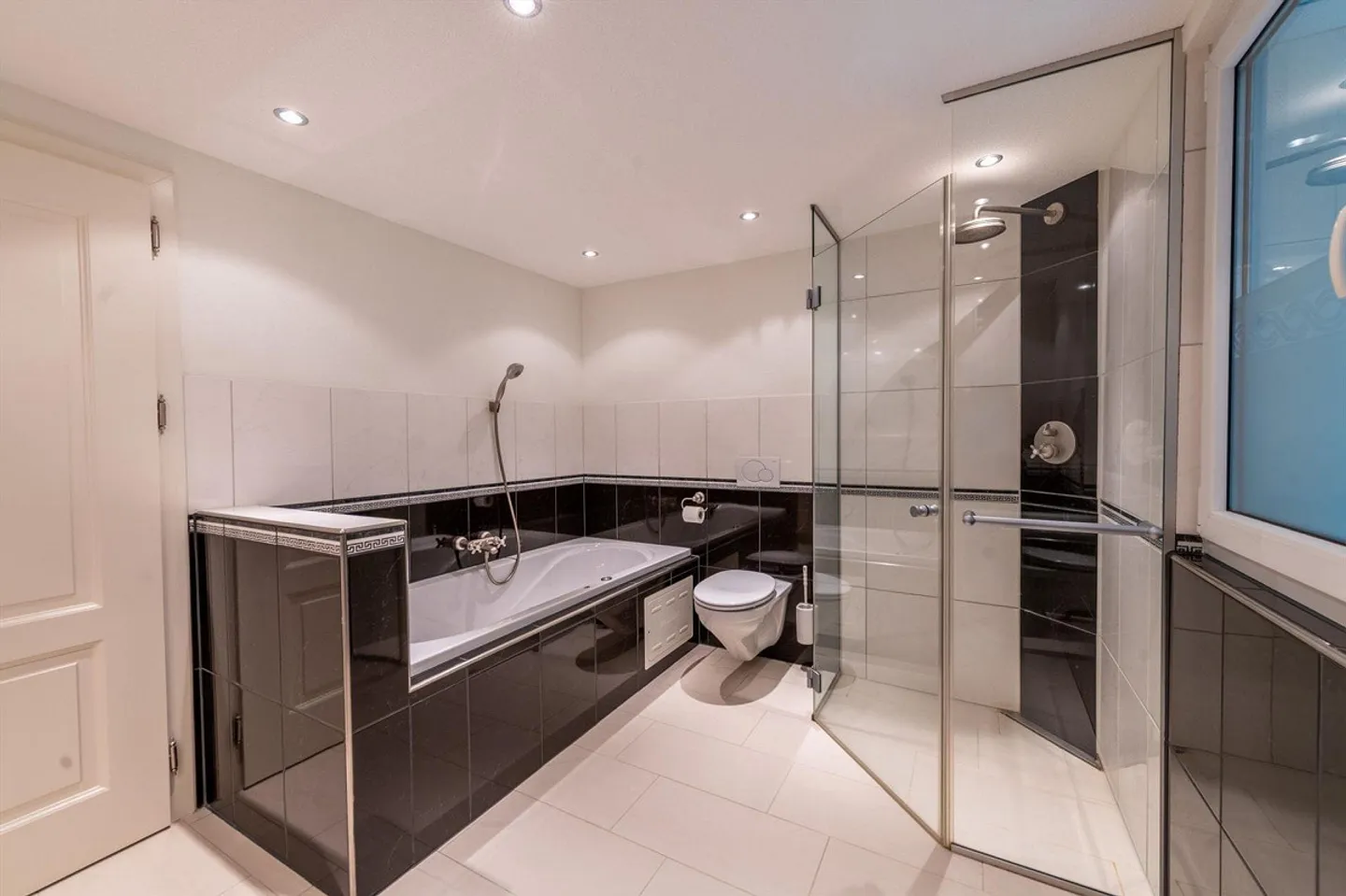 240 m² full of possibilities - spacious family house with garden - Photo 6 of 13