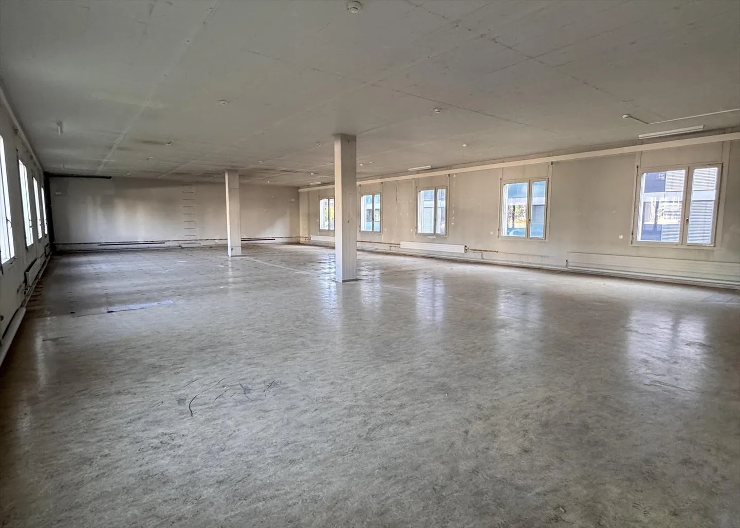 Office Location at the Train Station - Office and Commercial Spaces in Wetzikon - Photo 4 of 7