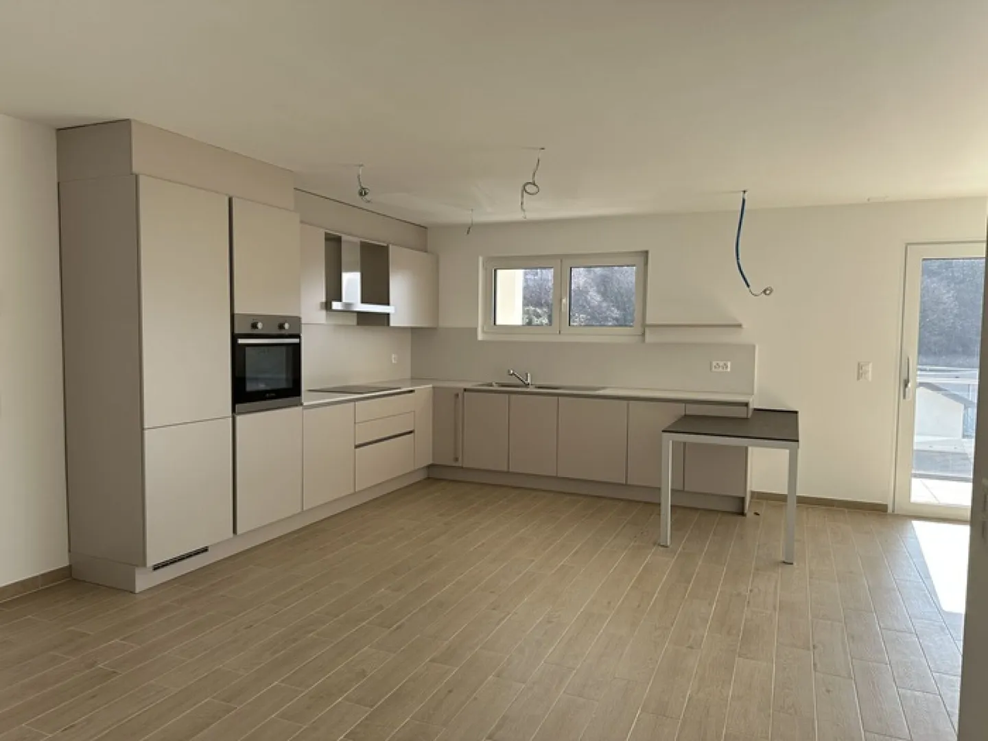 Appartamento moderno e luminoso di 3,5 stanze con giardino privato e grande terrazza - Foto 4 di 14
