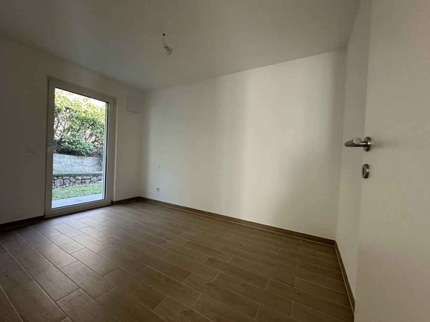 Appartamento moderno e luminoso di 3,5 stanze con giardino privato e grande terrazza - Foto 3 di 14