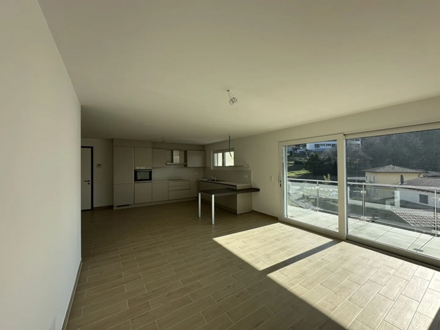 Appartamento moderno e luminoso di 3,5 stanze con giardino privato e grande terrazza - Foto 2 di 14