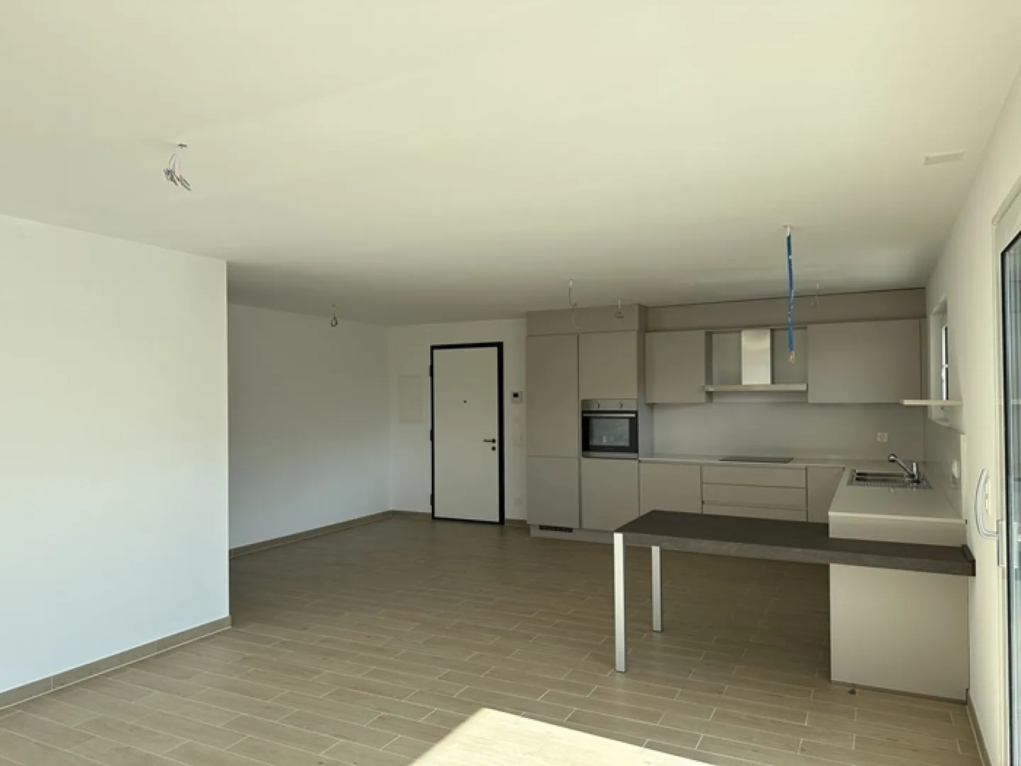Appartamento moderno e luminoso di 3,5 stanze con giardino privato e grande terrazza - Foto 5 di 14