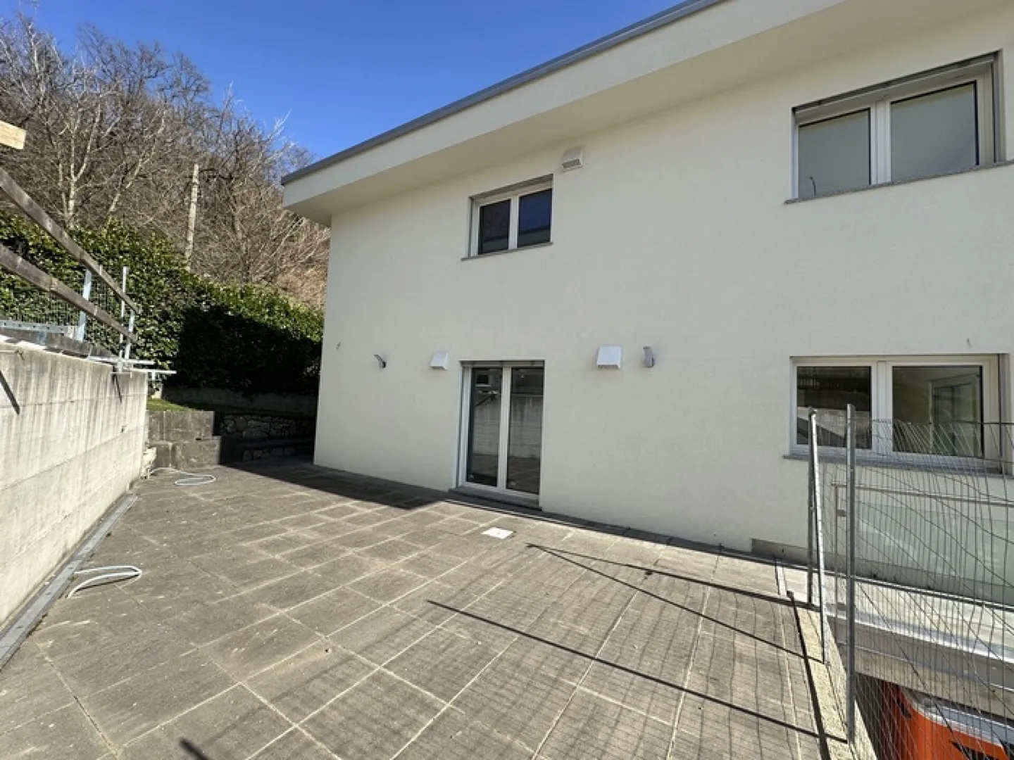 Appartamento moderno e luminoso di 3,5 stanze con giardino privato e grande terrazza - Foto 11 di 14