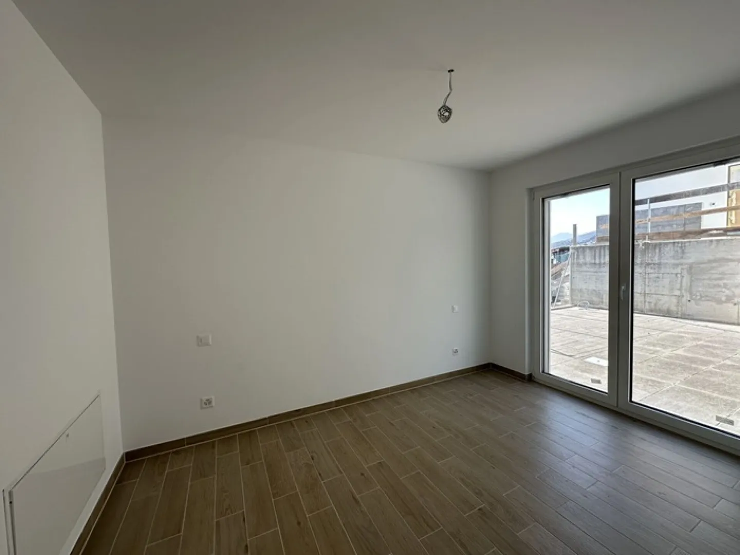 Appartamento moderno e luminoso di 3,5 stanze con giardino privato e grande terrazza - Foto 8 di 14