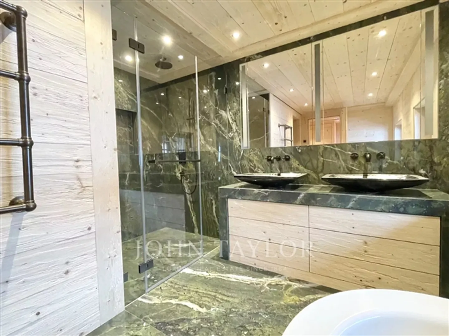 Modern Penthouse Apartment on the Promenade of Gstaad - Photo 9 of 19