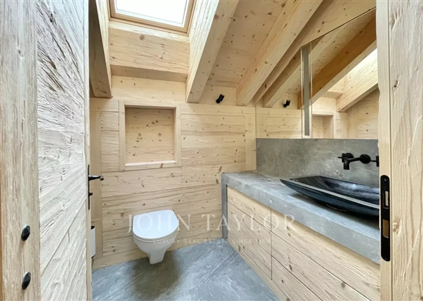 Modern Penthouse Apartment on the Promenade of Gstaad - Photo 8 of 19