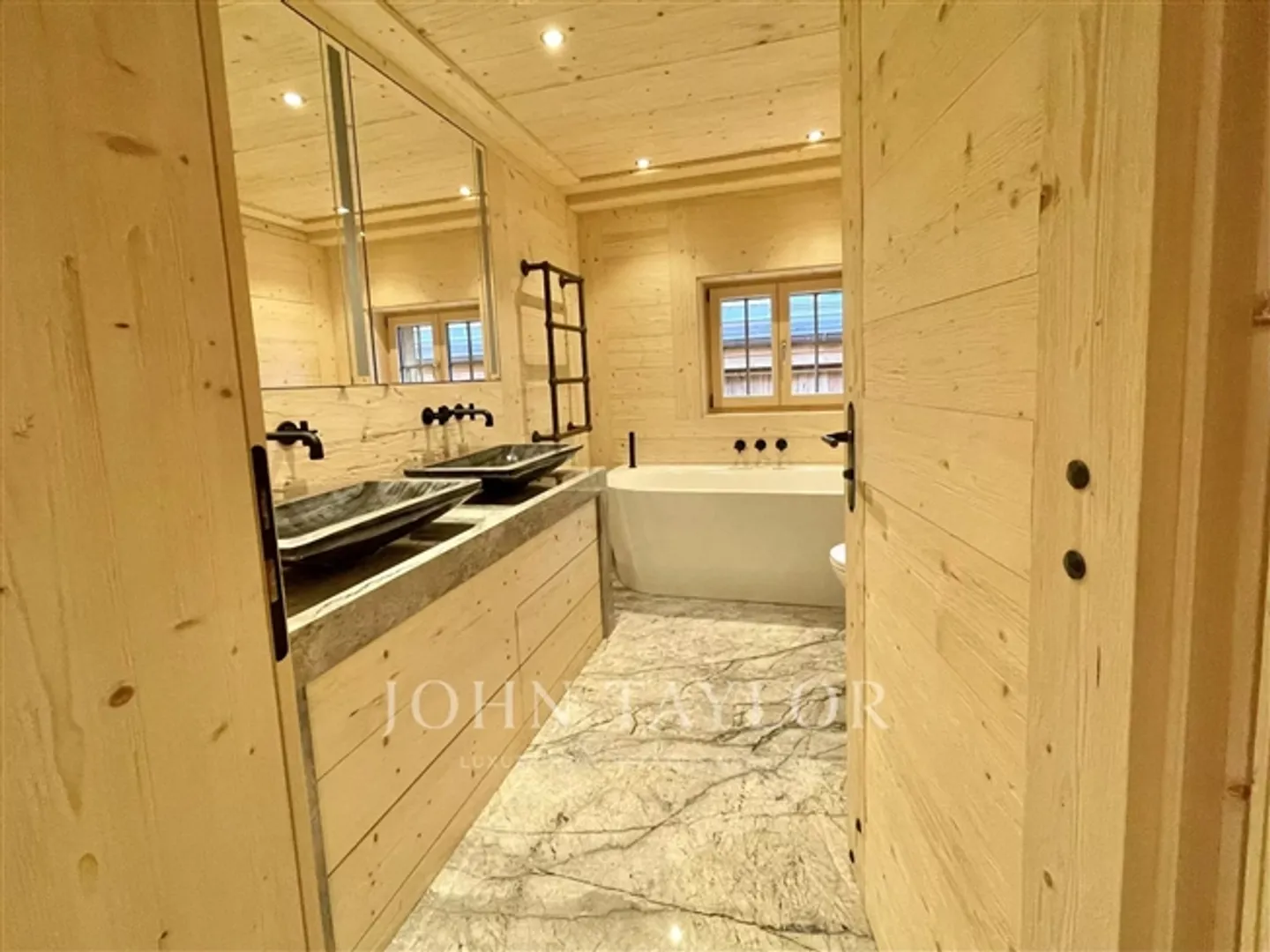 Modern Penthouse Apartment on the Promenade of Gstaad - Photo 11 of 19