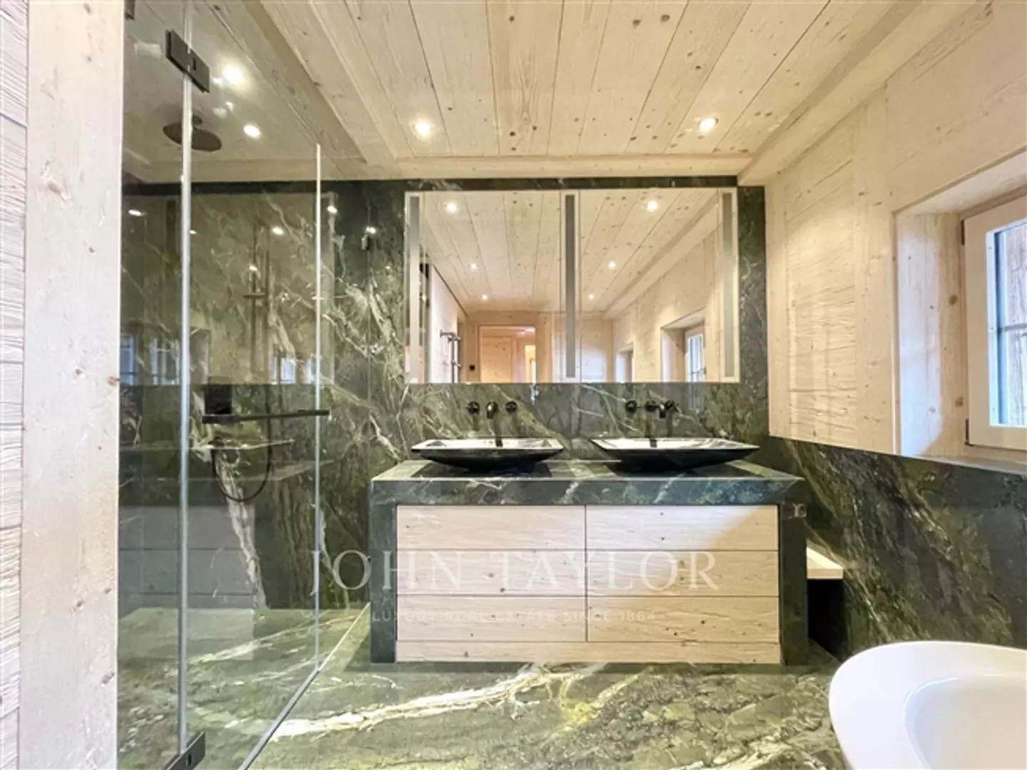 Modern Penthouse Apartment on the Promenade of Gstaad - Photo 10 of 19