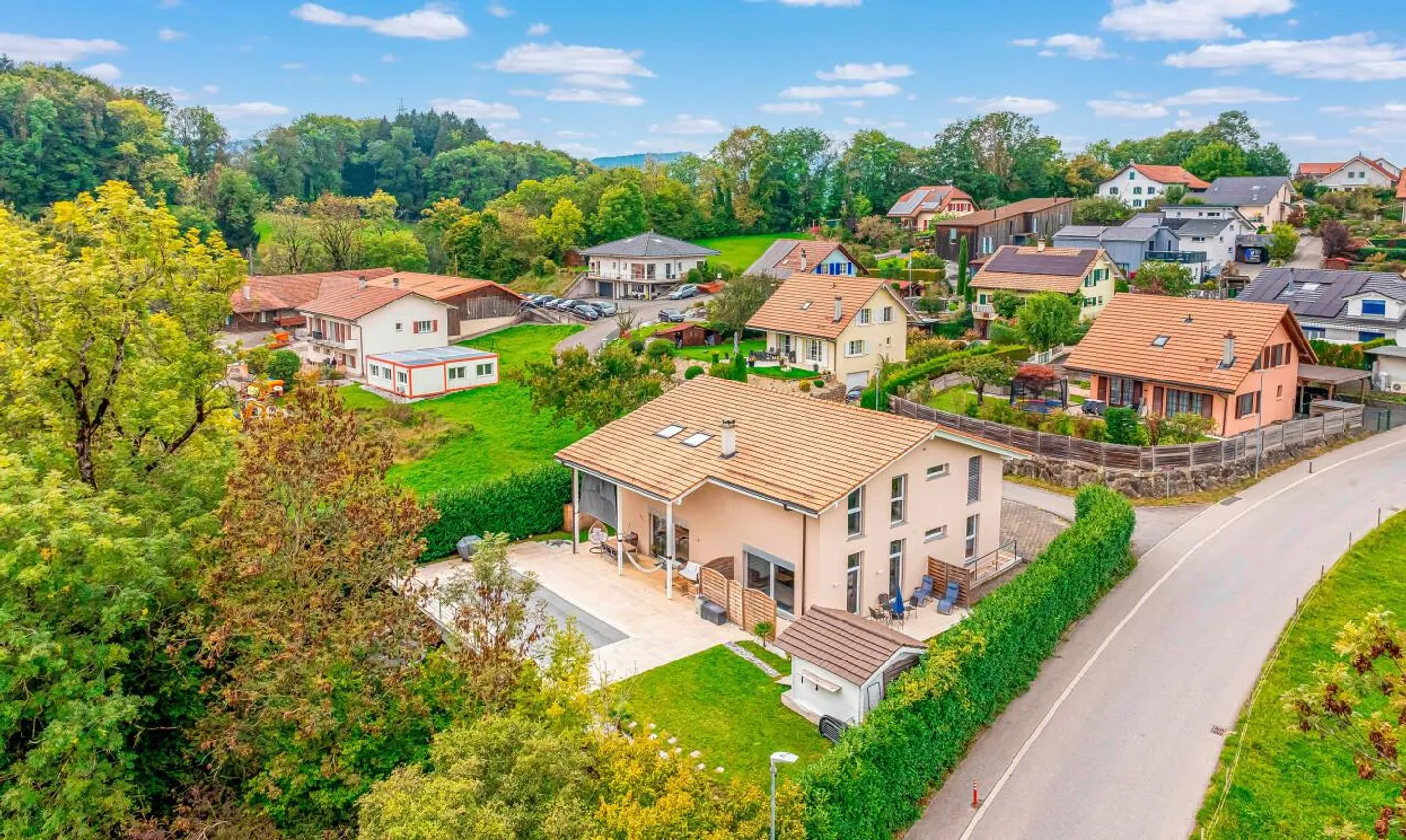 Exklusiv: Große Villa mit 3 Wohnungen und Pool - Foto 1 von 11