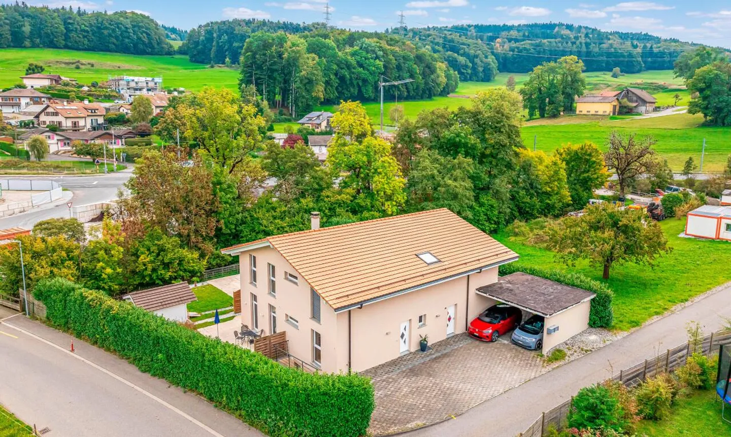 Exklusiv: Große Villa mit 3 Wohnungen und Pool - Foto 2 von 11