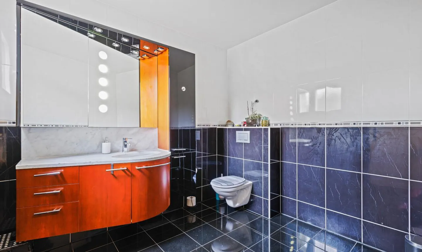 Exklusiv: Große Villa mit 3 Wohnungen und Pool - Foto 5 von 11