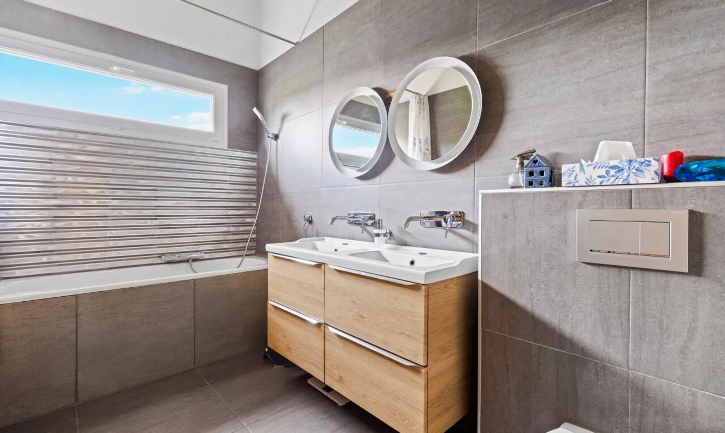 Exklusiv: Große Villa mit 3 Wohnungen und Pool - Foto 9 von 11
