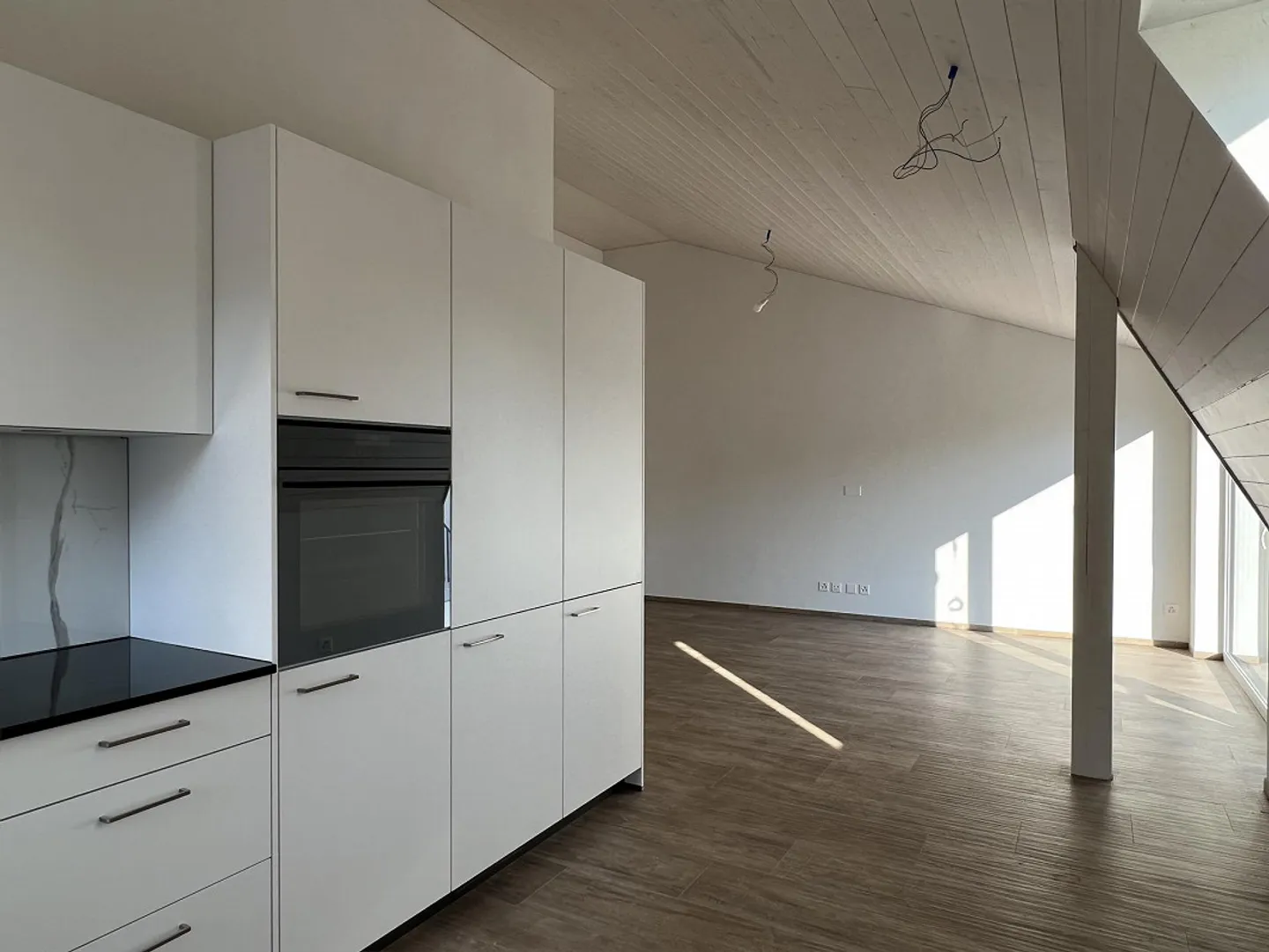 Nuovo appartamento attico luminoso di 3,5 stanze con terrazza - Foto 2 di 11