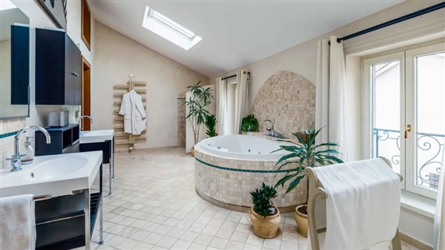 Bâtiment magnifique avec piscine - Photo 8 sur 10