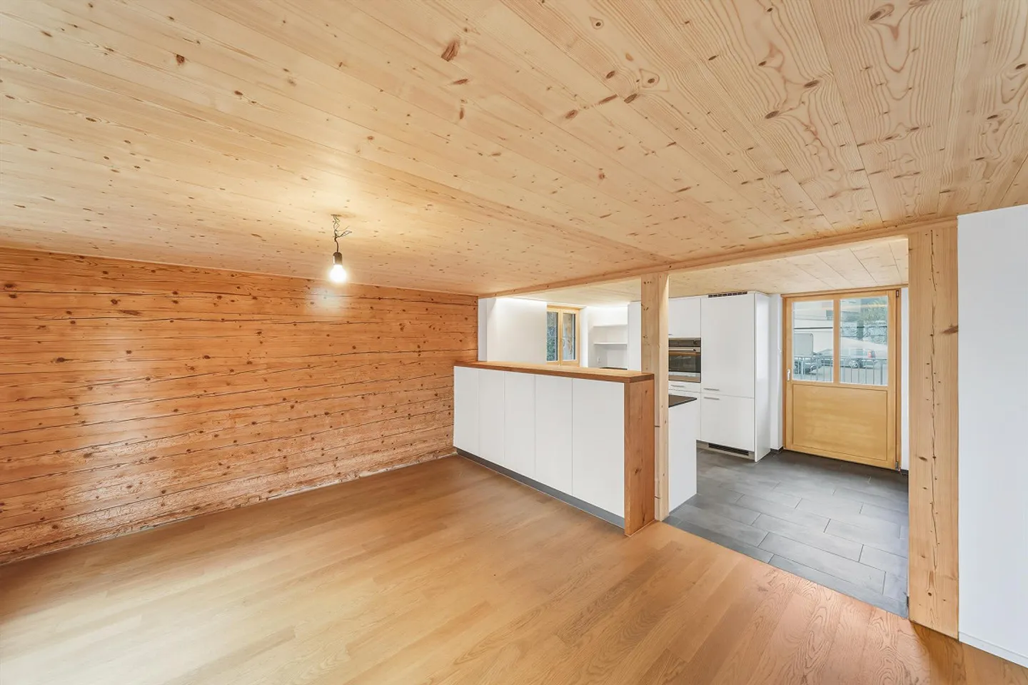 Maison individuelle entièrement rénovée de 4,5 pièces avec appartement de 2,5 pièces - Photo 4 sur 17