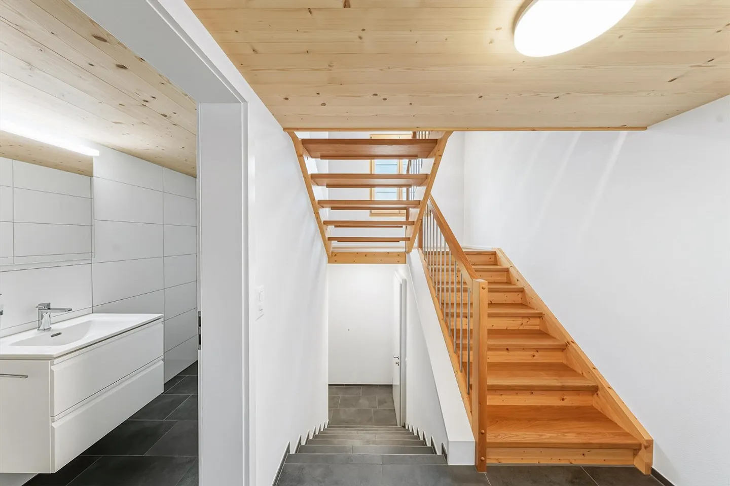 Maison individuelle entièrement rénovée de 4,5 pièces avec appartement de 2,5 pièces - Photo 5 sur 17