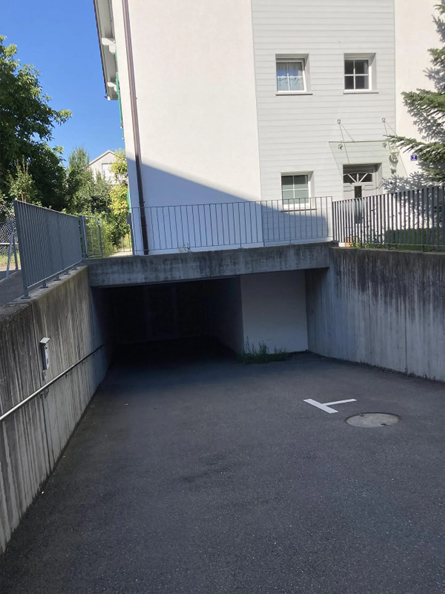 Places de parking dans le garage souterrain de la place du village - Photo 1 sur 2