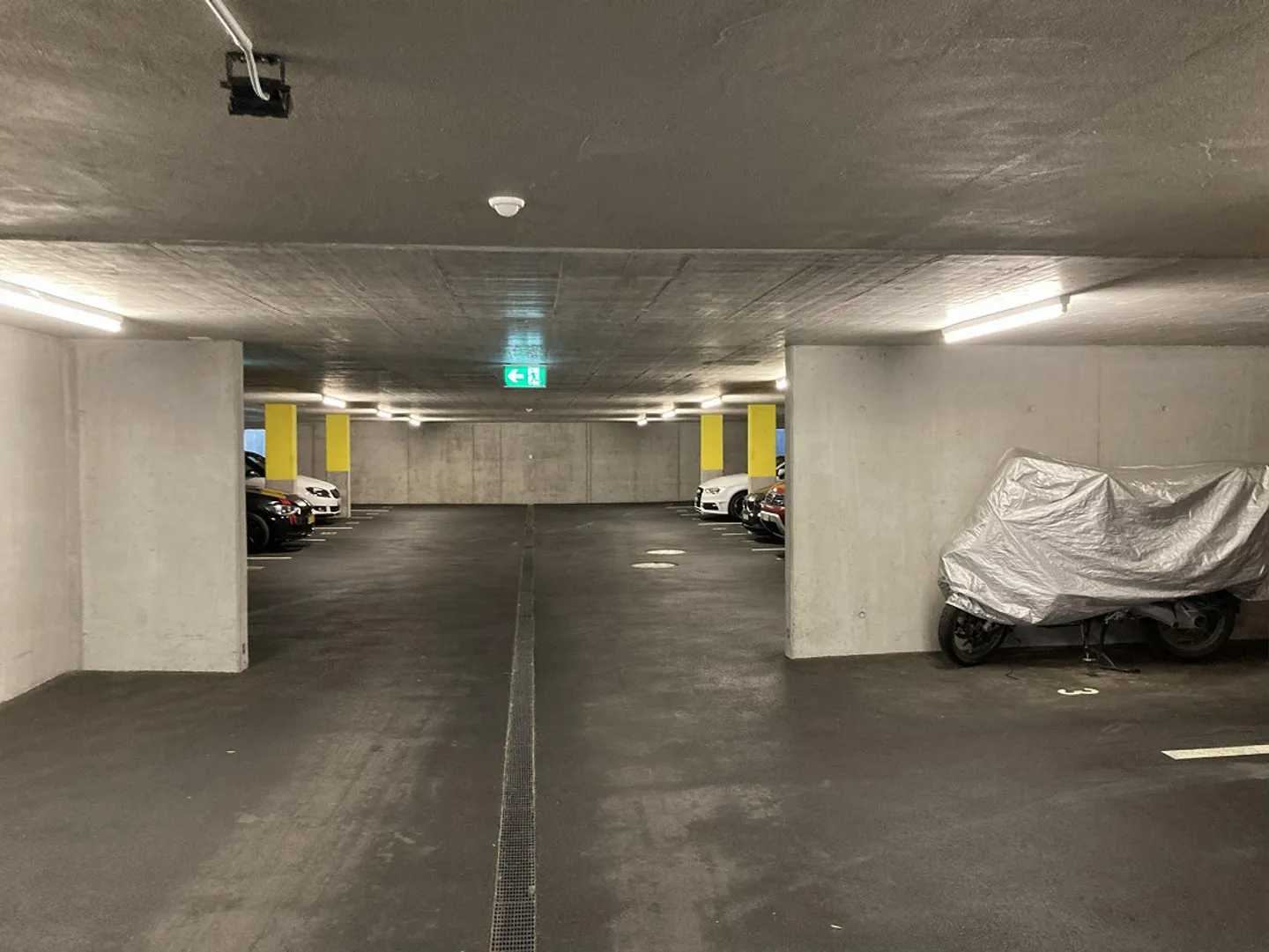 Places de parking dans le garage souterrain de la place du village - Photo 2 sur 2